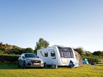 Emplacement sur gazon avec électricité