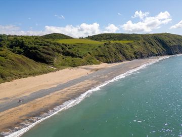 Penbryn strand homokkal és zöld vidékkel