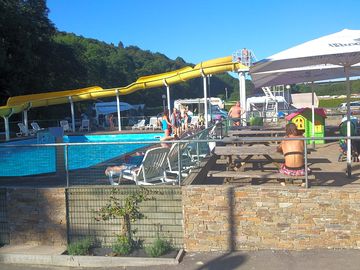 Piscine avec toboggan