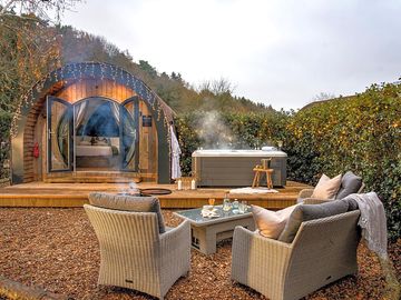Relaxeu-vos a la vostra taula exterior o jacuzzi