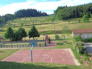El poble, a 2 km del càmping