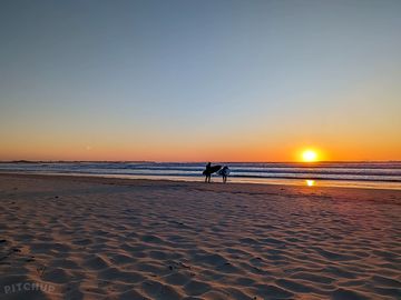 Szörfözés a Tronoen strandon