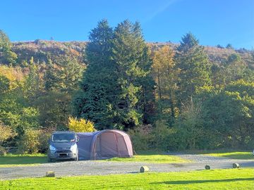 Pequeña parcela para camper con espacio para toldo