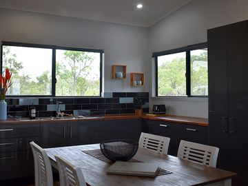 Cozinha moderna com sala de jantar aberta