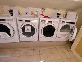 Les 2 du milieu sont 1 lave-linge 1 sèche-linge les 2 autres cassés