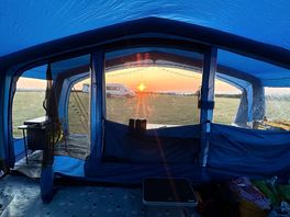 Zonsondergang vanaf het veld met uitzicht op de Atlantische Oceaan