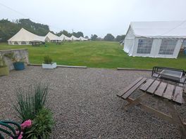 Buiten het koffiehuis, de bar, de buurtwinkel, de wasruimte, de social tent en yurts