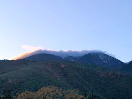 Cime delle montagne tra le nuvole