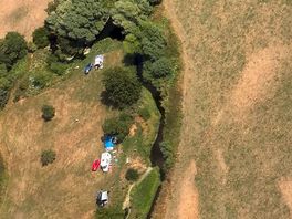 Een luchtfoto genomen vanuit het vliegtuig van onze vrienden dat over de camping vloog