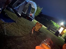 Campo e balneário à noite.
