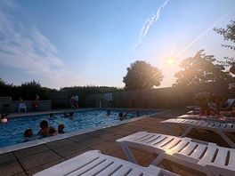 Grande piscine extérieure chauffée
