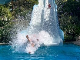 Quelques toboggans de la piscine extérieure