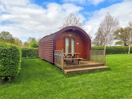 Ydre af campinghytte med privat terrasse og picnicbord