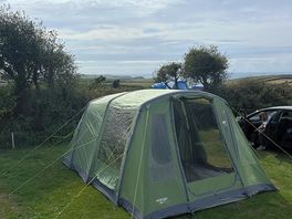 Grande tenda montada no acampamento