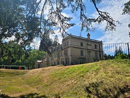Historisk herskabshus i parkområde