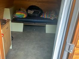 Platz für doppelte Luftmatratze auf dem Boden und dünne Matratze auf Doppelbankbett