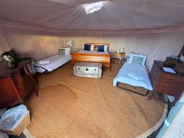 Feuchtes Innere eines Glamping-Zelts