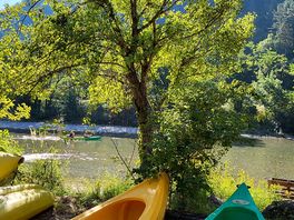 Beaucoup de chaises pour s'asseoir au bord de la rivière