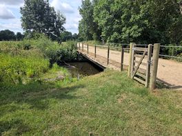 Steek de brug over, houd links aan en loop omhoog over de oude spoorlijn