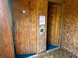 Kleiner Block mit Toilette, Dusche und Abwasch