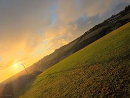 Pôr do sol sobre colinas
