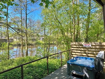 2-bedroom luxury lodge with private hot tub