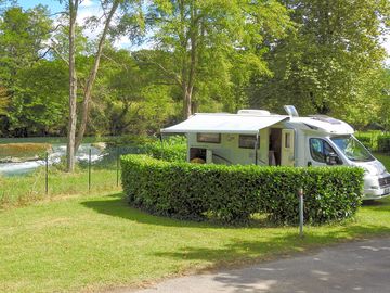 Piazzola vicino al fiume