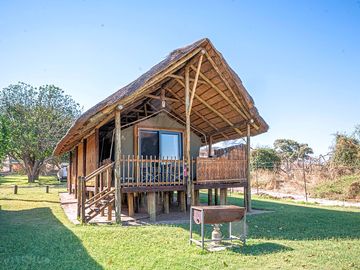 Family Unit sleeps 4 (Queen bed and twin beds, small kitchenette and ensuite with BBQ area outside