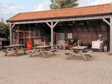 Vores CozyHouse. Læs en god bog fra reolen eller få en drink og spil et spil!