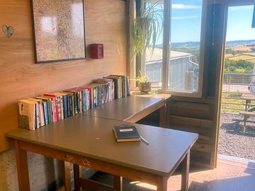 Zona comunitaria con biblioteca
