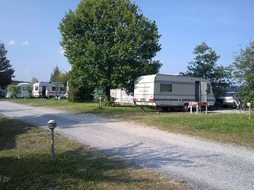 Stig genom campingområdet