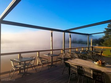 Boira matutina sobre el llac, restaurant